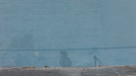 Schöne-Künstlerin,-Die-Eine-Wand-Mit-Rosa-Farbe-Bemalt-Und-Auf-Der-Straße-Der-Stadt-Spaziert.-Selbstbewusste,-Rebellische-Frau,-Die-Künstlerischen-Ausdruck-Mit-Urbaner-Graffiti-Kunst-Genießt