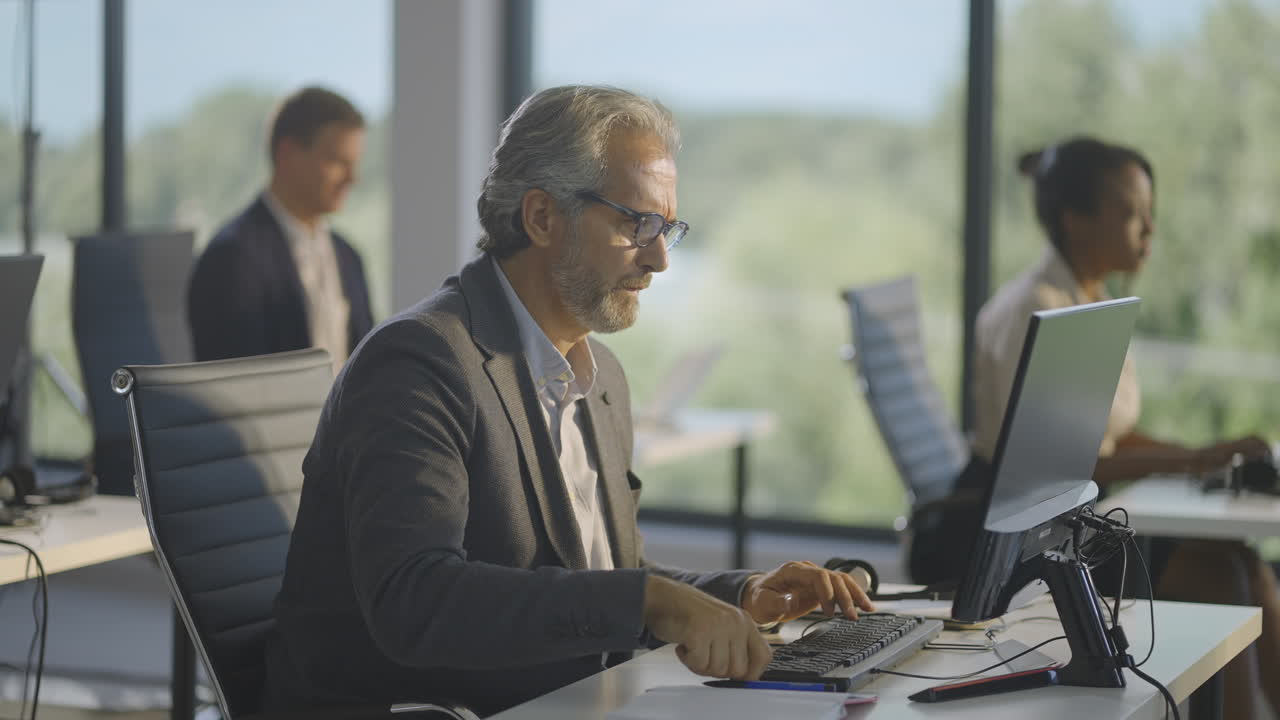uomini d'affari che lavorano in un ufficio