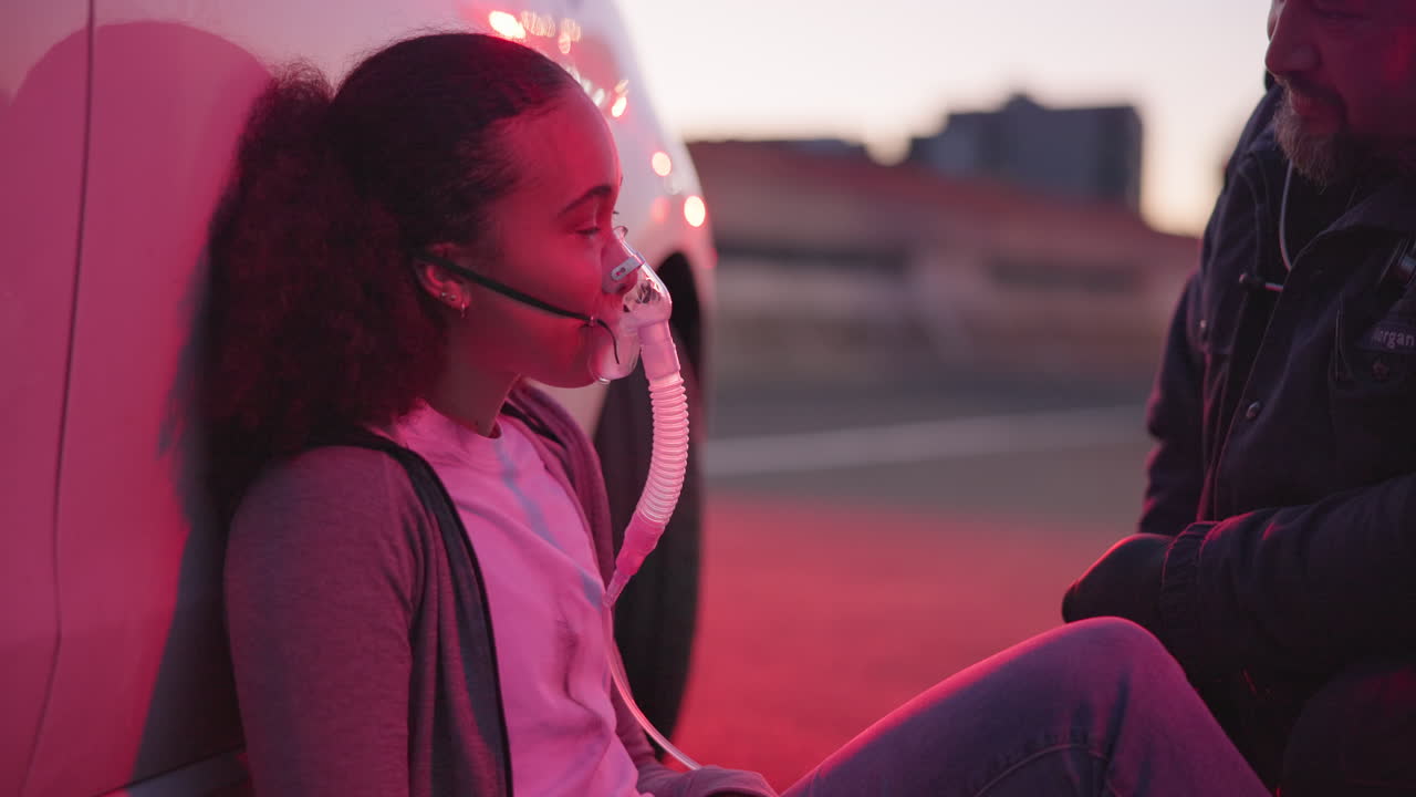 호흡기, 마스크와 구급대원과 함께 한 여성