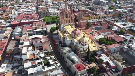 Die-Farbenfrohe-Architektur-Und-Die-Historische-Kirche-Von-San-Miguel-De-Allende,-Luftaufnahme