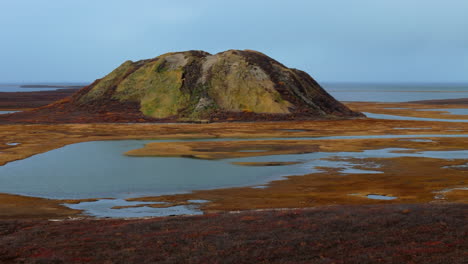 el paisaje idílico de la formación de pingo en tuktoyaktuk, territorios del noroeste, canadá - toma de avión no tripulado