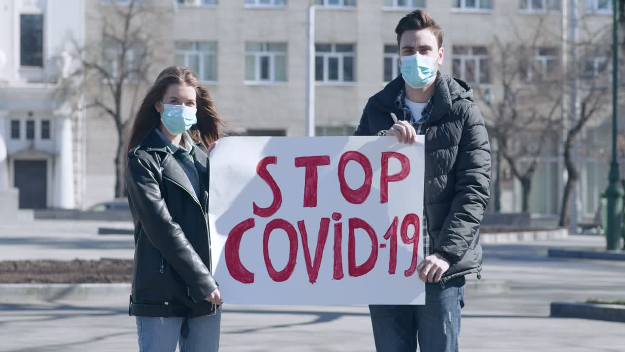 jugendliche protestieren gegen covid-19