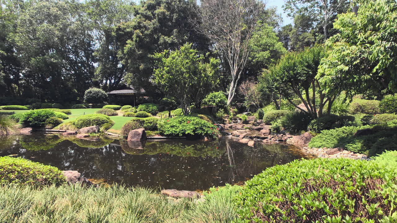estanque tranquilo con agua que fluye, jardines japoneses, jardines botánicos mt coot-tha brisbane