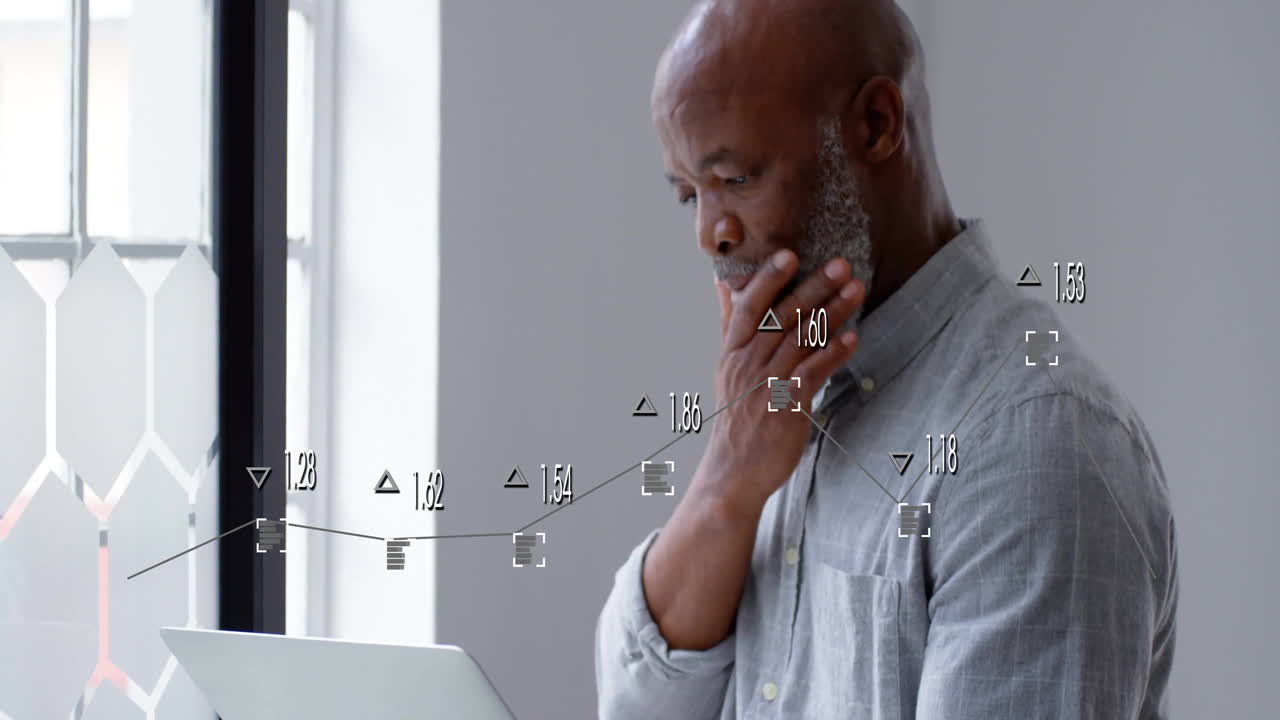 animación del procesamiento de datos financieros sobre un empresario afroamericano usando una computadora portátil en la oficina