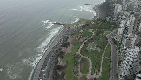 Saturated-overcast-flight-over-coastal-Ninos-Park-in-Miraflores,-Peru