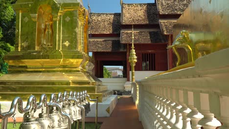 Visitors-sightseeing-at-Phra-Singh-Temple-in-Chiang-Mai,-Thailand