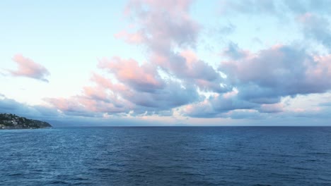 Volando-Hacia-La-Ciudad-De-Varazze-En-La-Región-De-Liguria-Al-Atardecer,-Italia