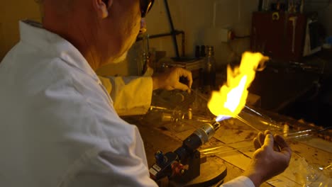 trabajador masculino maduro creando vidrio de ala en una fábrica de vidrio 4k