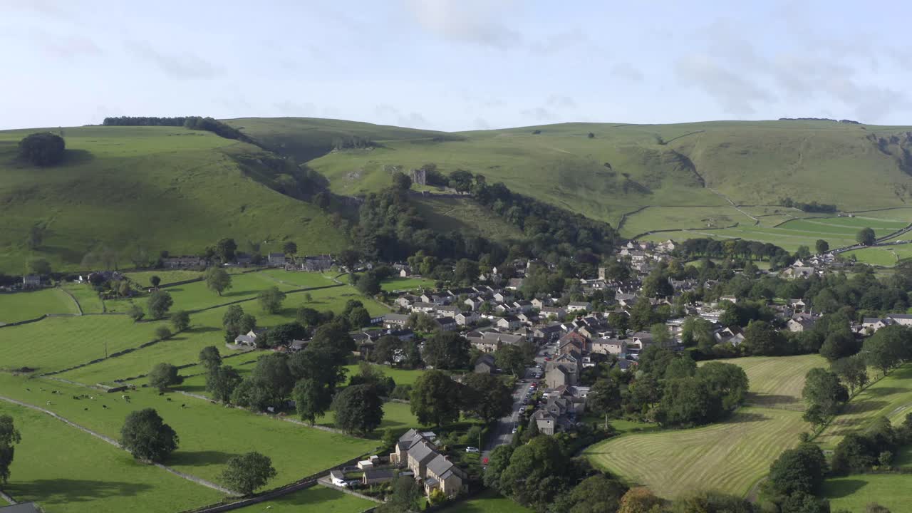 castleton에서 멀어지는 드론 샷 04