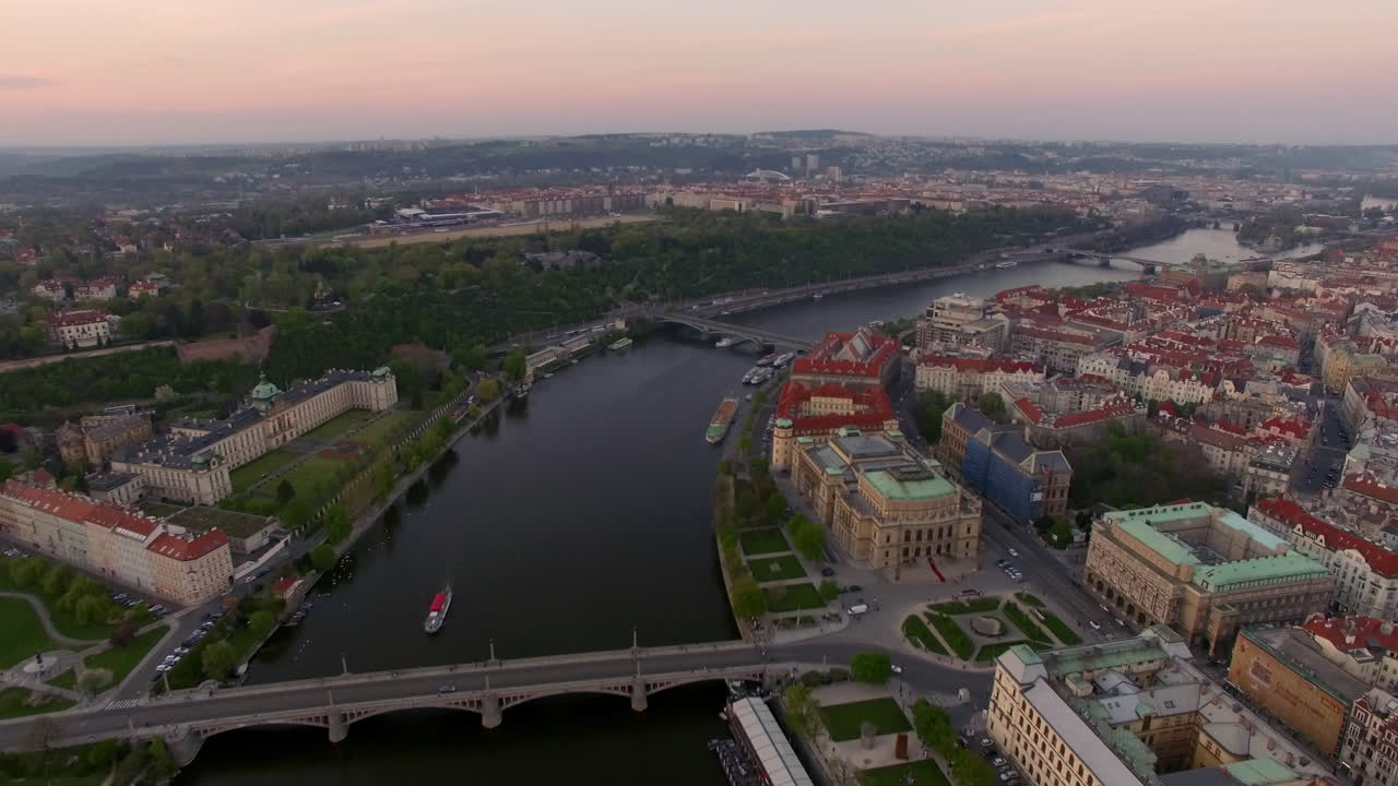 Veduta aerea lungo il fiume Moldava in estate a Praga, Repubblica Ceca