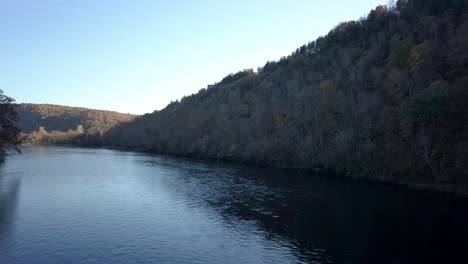 Color-De-Otoño-En-Las-Montañas-Del-Parque-Estatal-White-River-Arkansas