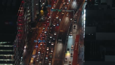 Tráfico-Congestionado-Por-La-Noche-En-La-Ciudad-De-Shibuya,-Tokio,-Japón-Desde-Un-Edificio-Alto