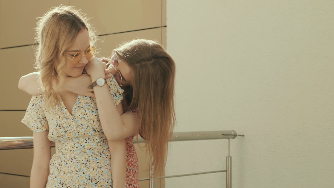 밖에서 안고 있는 두 여자