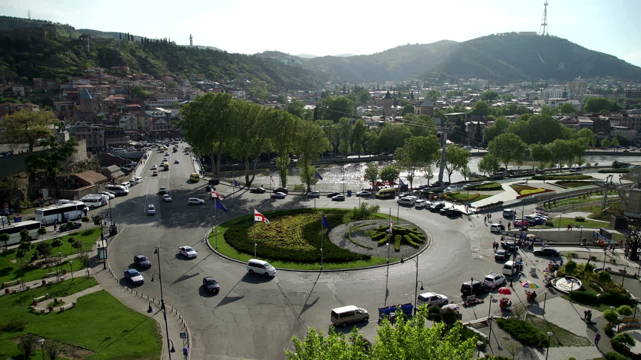 Pohled na centrum města Tbilisi s parkem Rike, řeka Kura.
