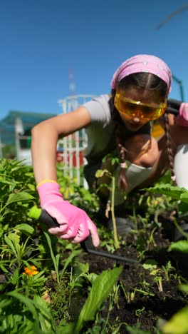 niña joven en la jardinería.