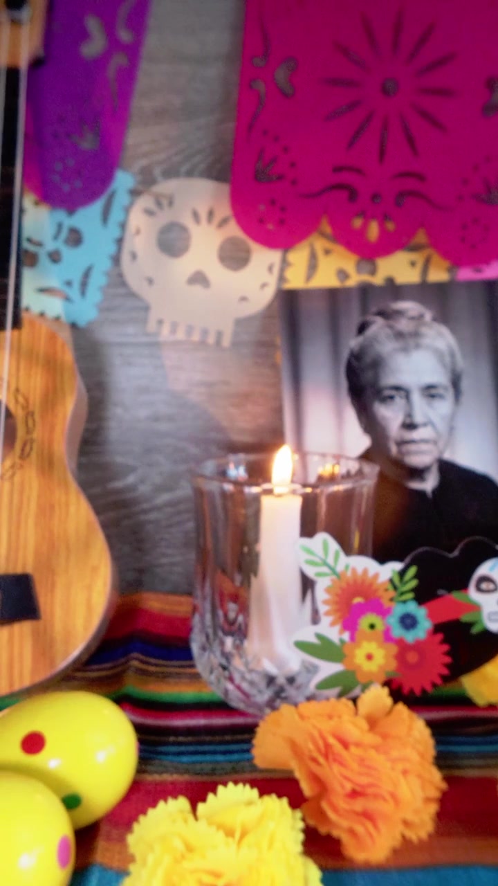 Altare messicano tradizionale per la celebrazione del Dia de los Muertos