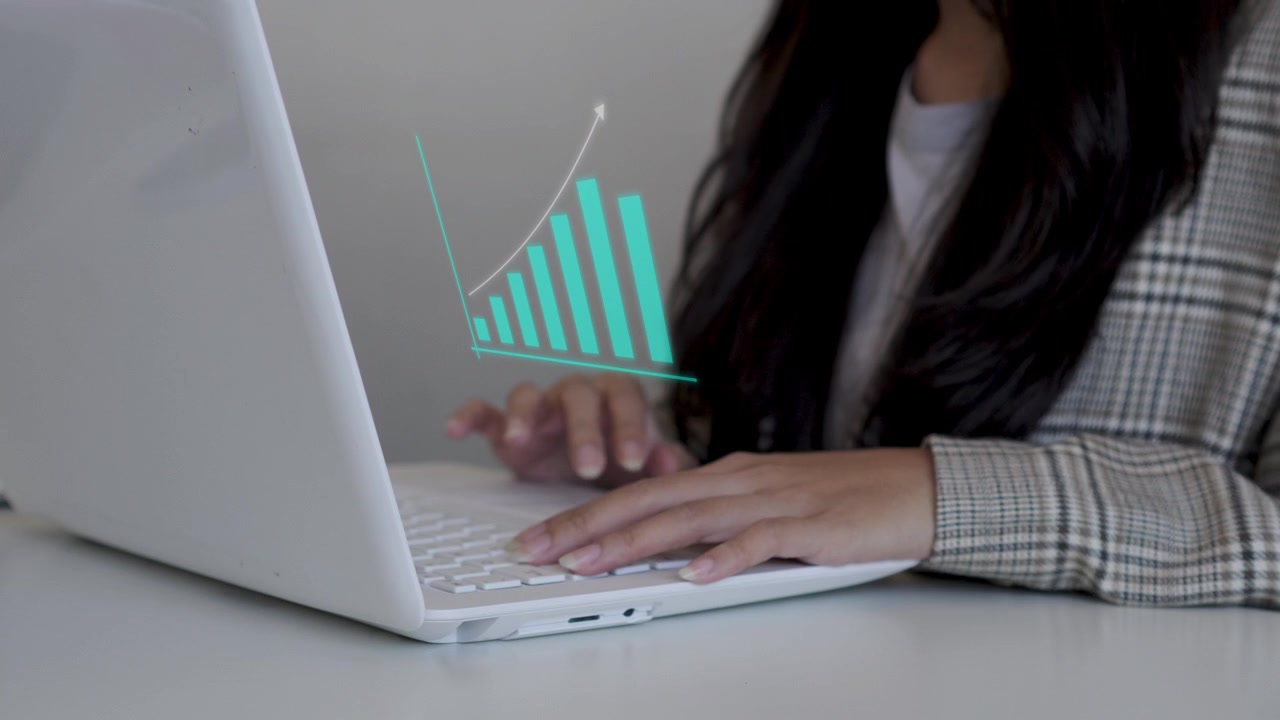 Empresaria escribiendo en un portátil con superposición animada de gráfico de crecimiento verde