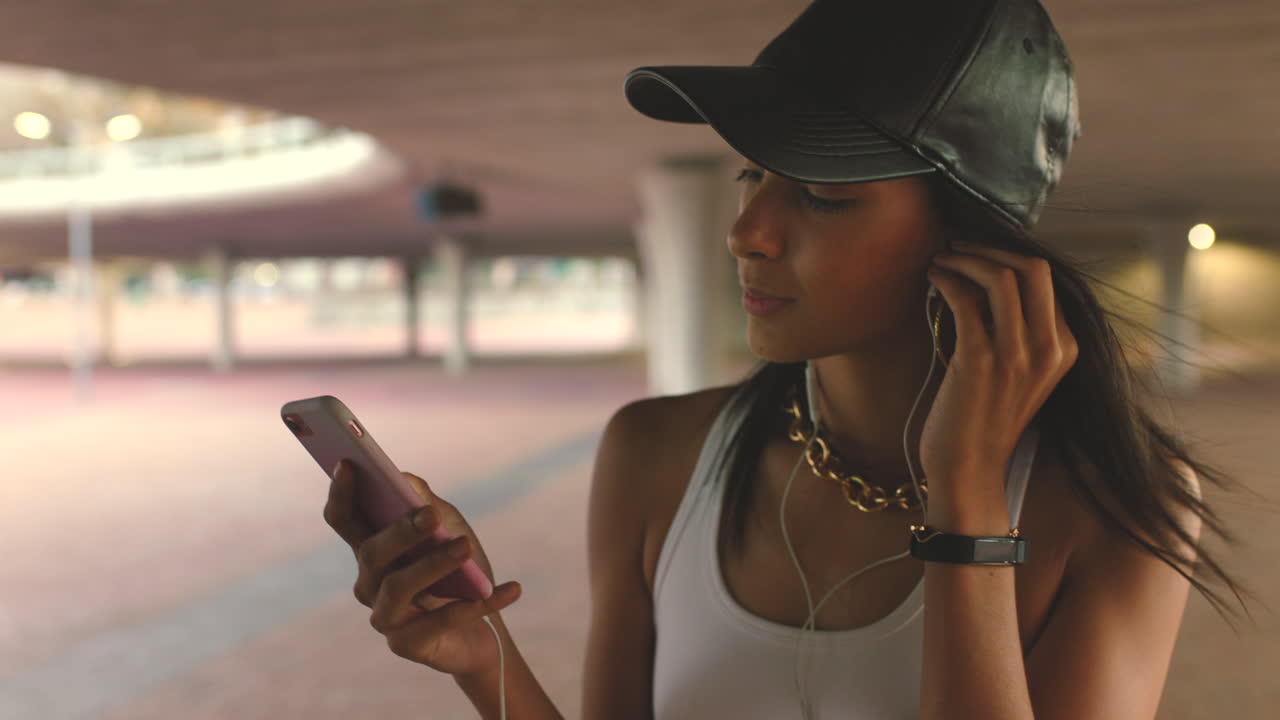 mujer, teléfono y música en la ciudad, escucha