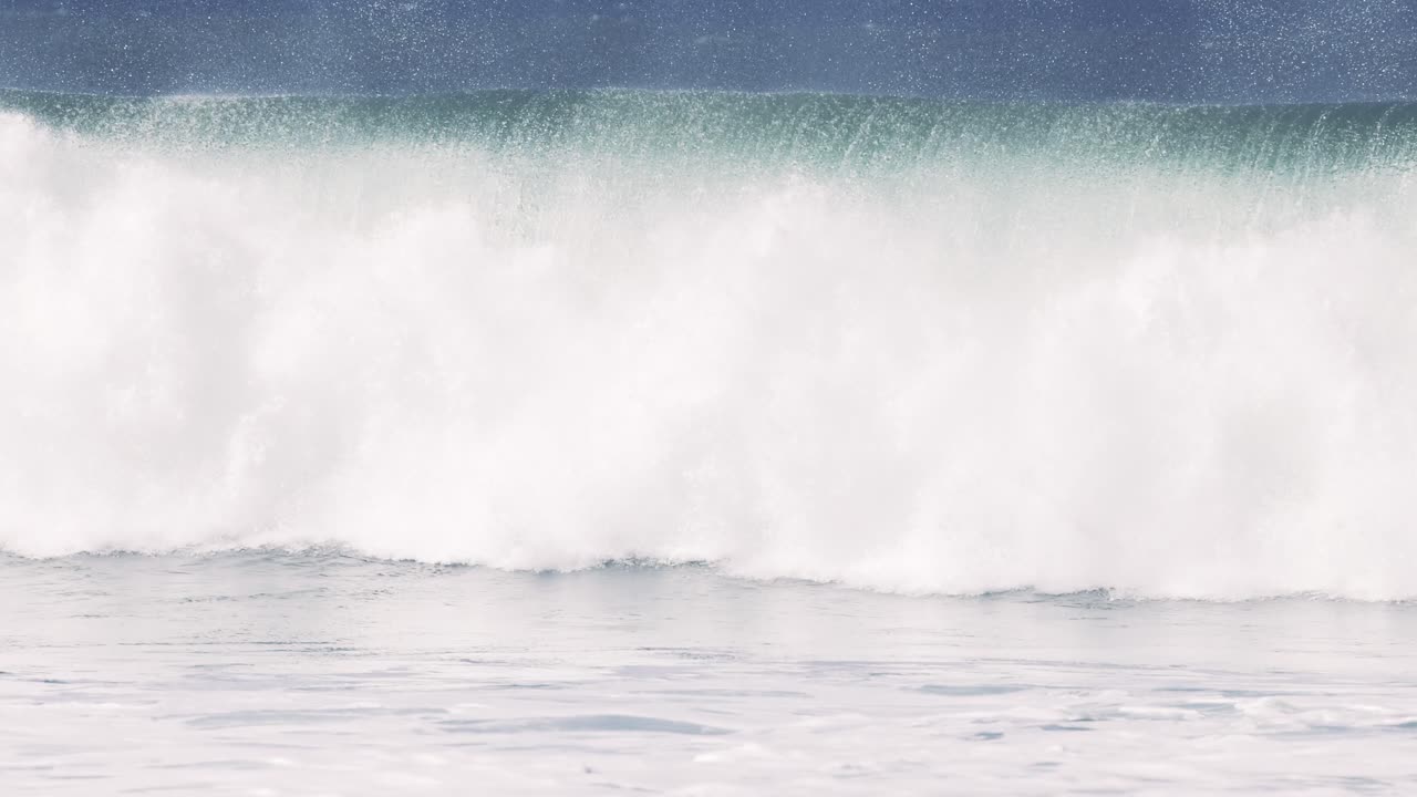 태평양의 파도에서 강렬하게 부히는 큰 파도