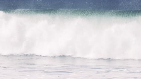 grandes olas chocando con fuerza en las olas del océano pacífico