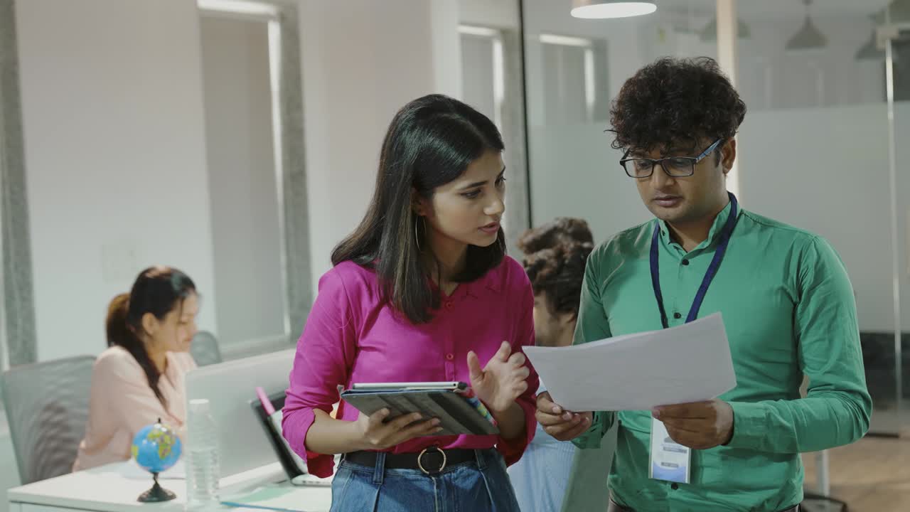 diversos compañeros de trabajo amigables hablando usando tableta digital en la oficina.