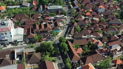 Acercamiento-Del-Carro-Aéreo-De-Una-Bifurcación-En-La-Intersección-De-Carreteras-En-Bali,-Indonesia