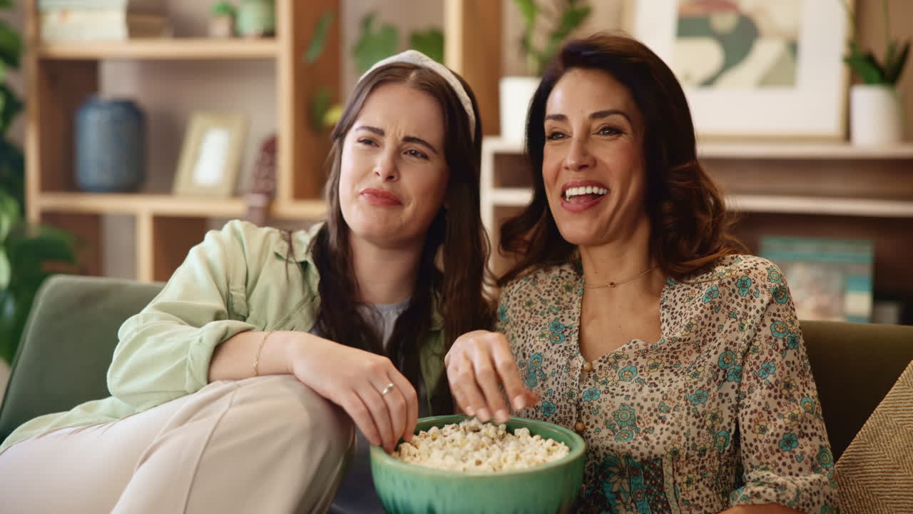 madre e hija viendo una película