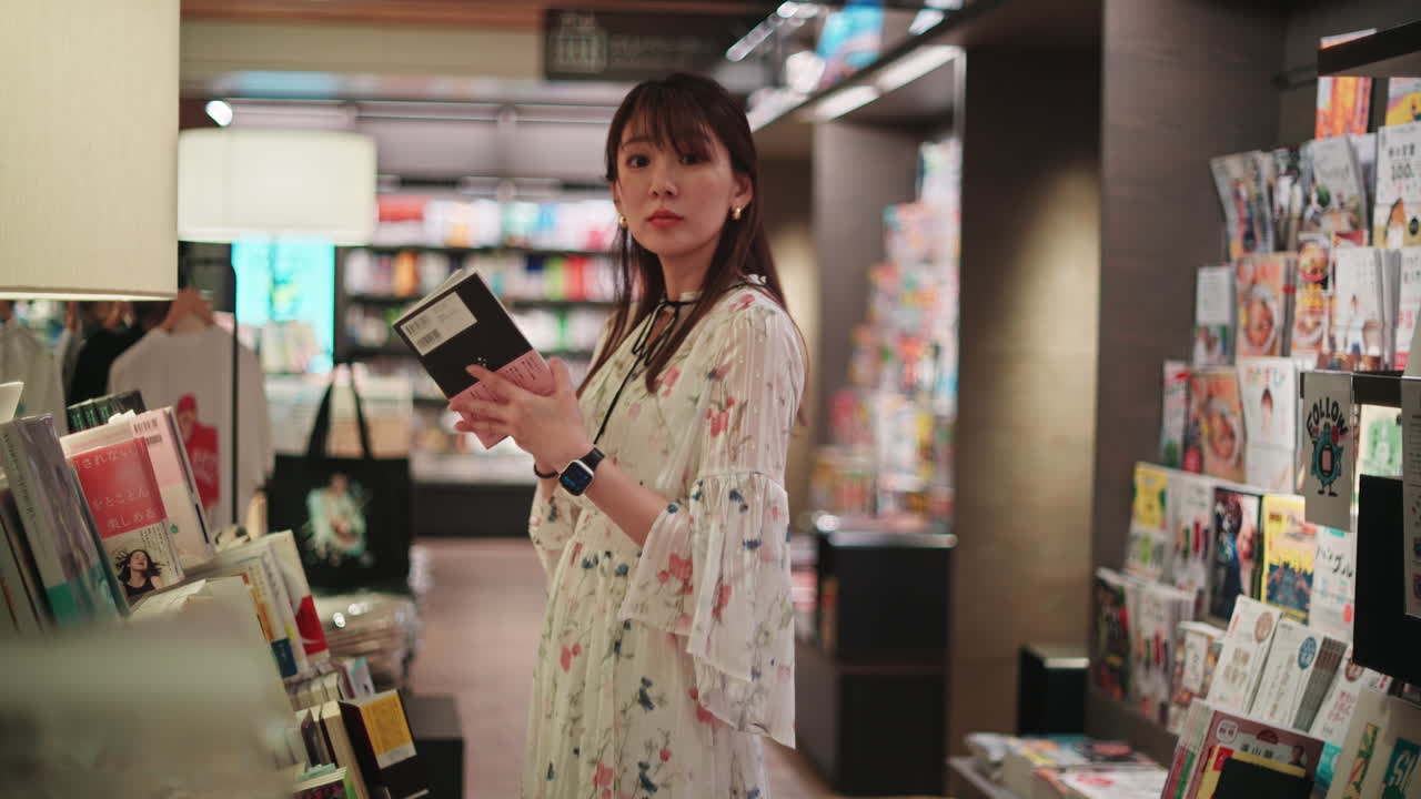 책 가게 에서 책 을 검색 하는 여자