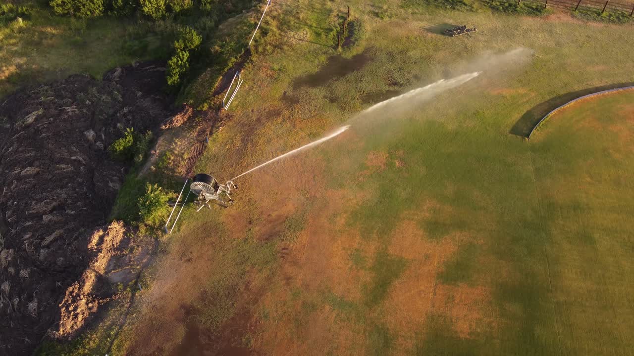 Irrigatori che annaffiano l'erba all'ippodromo di San Isidro, Buenos Aires, in Argentina
