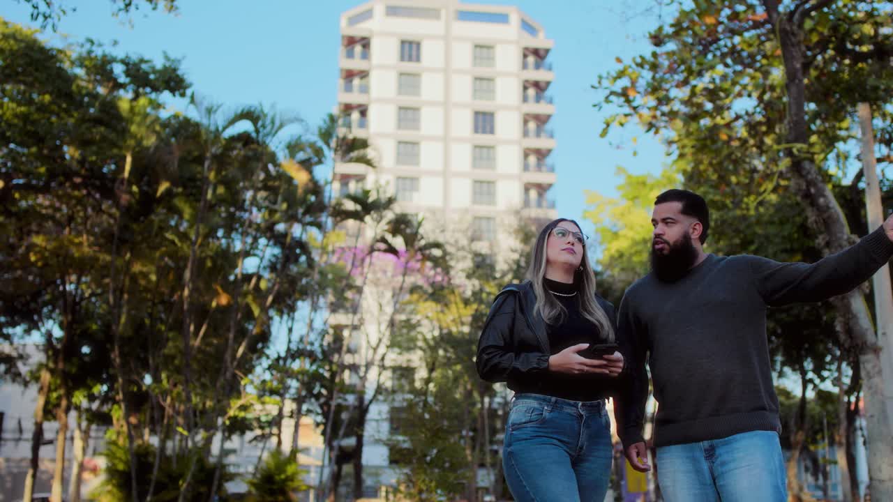 Pareja conversando mientras camina al aire libre