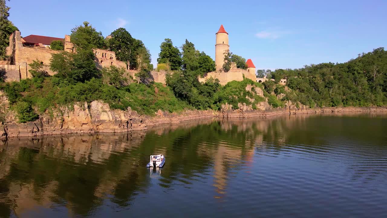 Una barca a motore ancorata vicino al Castello medievale di Zvíkov nella Repubblica Ceca.