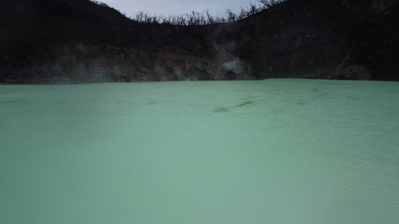 인도네시아 서자바 주 시와디 의 화이트 크레이터 에 있는 황 호수 의 낮은 공중 전망