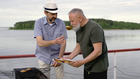 dos hombres mayores cocinando 2