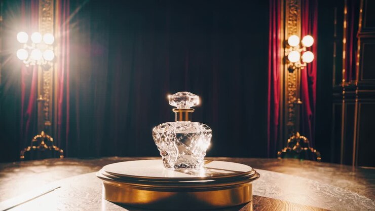 Mostra di bottiglie di profumi di lusso