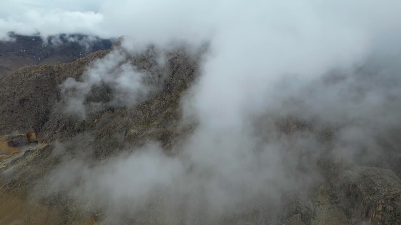 impresionante vista aérea de las hermosas montañas de afganistán, mostrando su esplendor natural y entorno tranquilo, naturaleza de montaña, naturaleza pacífica