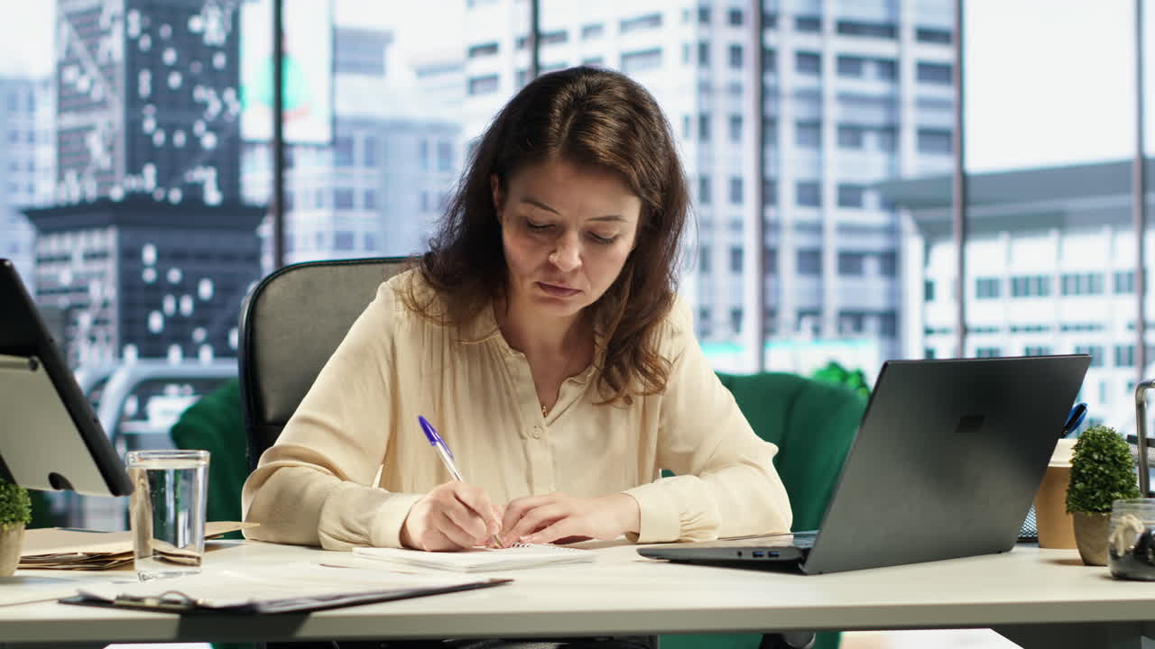 mujer líder con poder ejecutivo firmando contratos y aprobando solicitudes