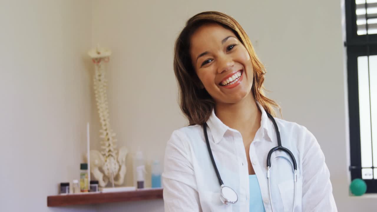 Portrait of physiotherapist standing with arms crossed 4k