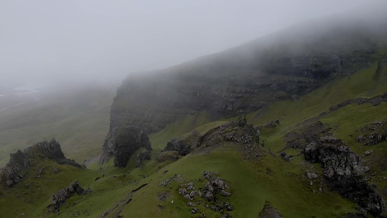 imágenes aéreas de drones de 4k sobre rocas y hierba cerca de los acantilados de escocia de old man of storr island of skye portree