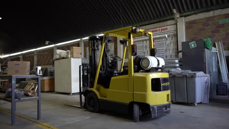 Carro-Lento-En-Una-Carretilla-Elevadora-Amarilla-Estacionada-En-Un-Almacén