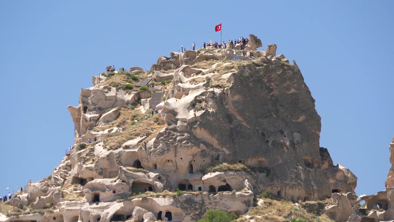 Turister besøker Uchisar slott i Kappadokia, Tyrkia