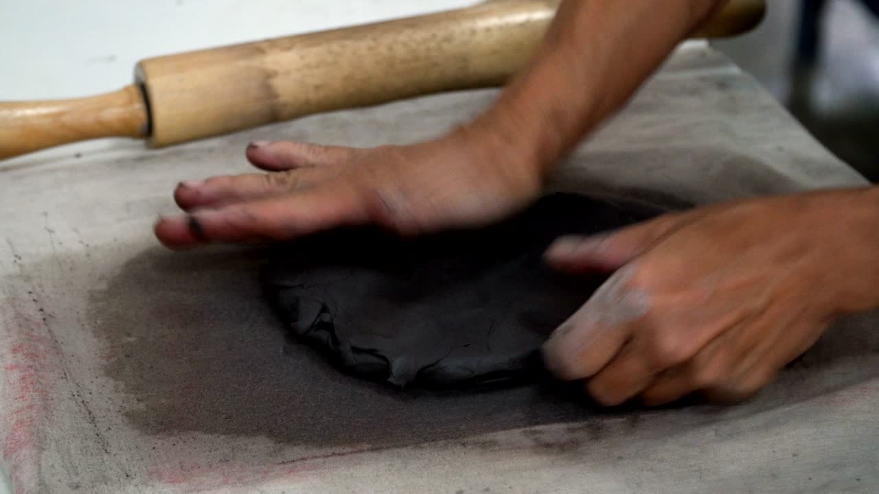 fabricación tradicional de cerámica, primer plano de las manos del alfarero dando forma a un cuenco en el hilado por arcilla