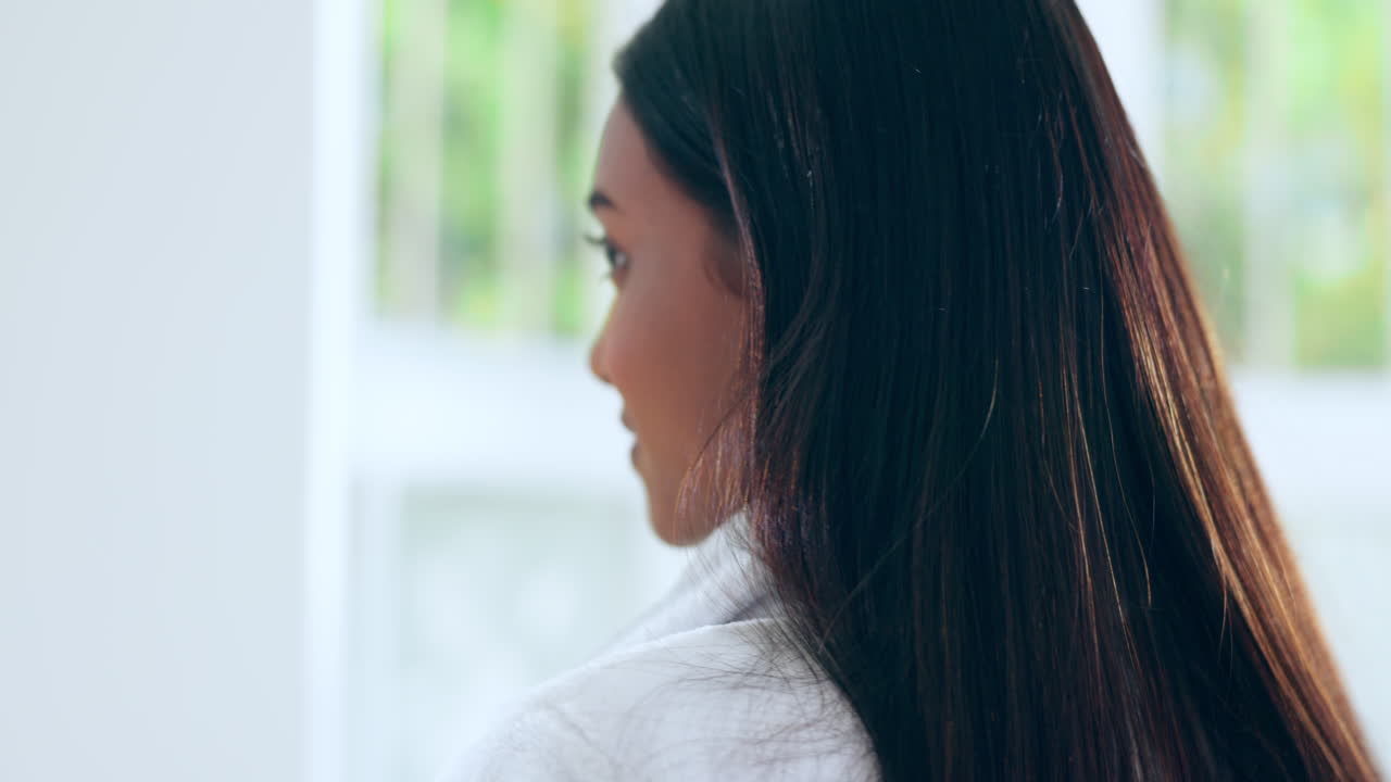 mujer, cepillar el cabello y la belleza con la rutina de la mañana