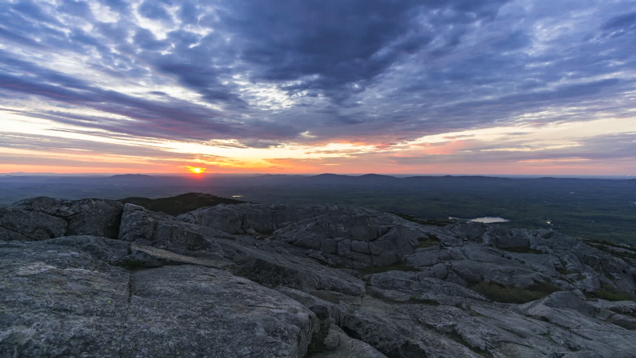 amanecer  lapso de tiempo en la cima de una montaña con hermosas nubes