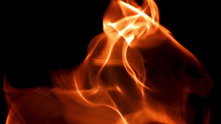 Fumo Astratto Arancione e Rosso Incandescente che Scorre su Nero