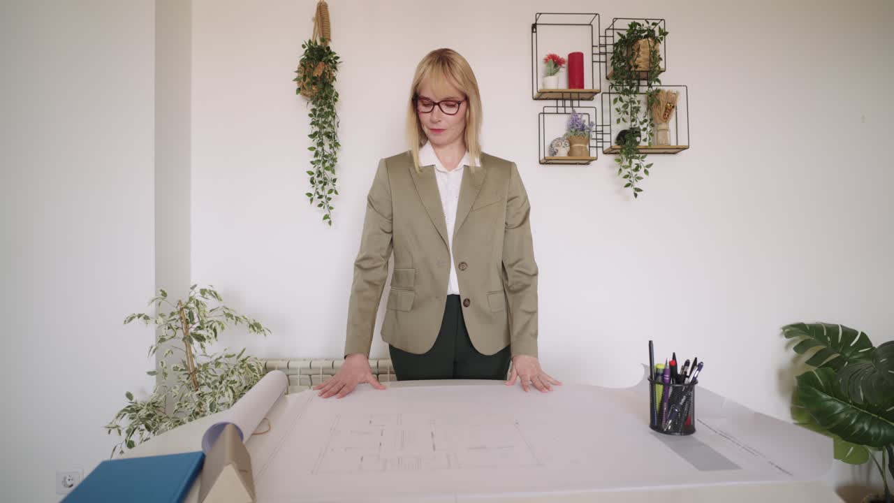 архитектор работает над планом