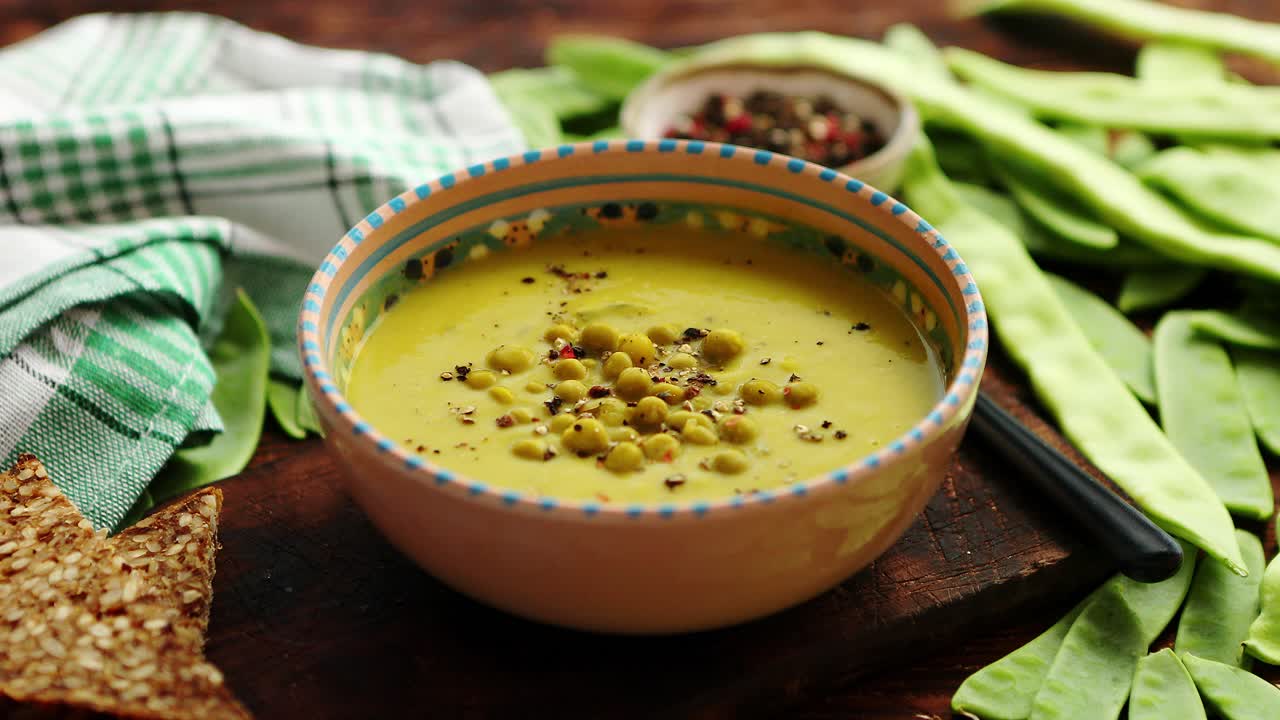 sopa de crema de guisantes verdes en tazón gris