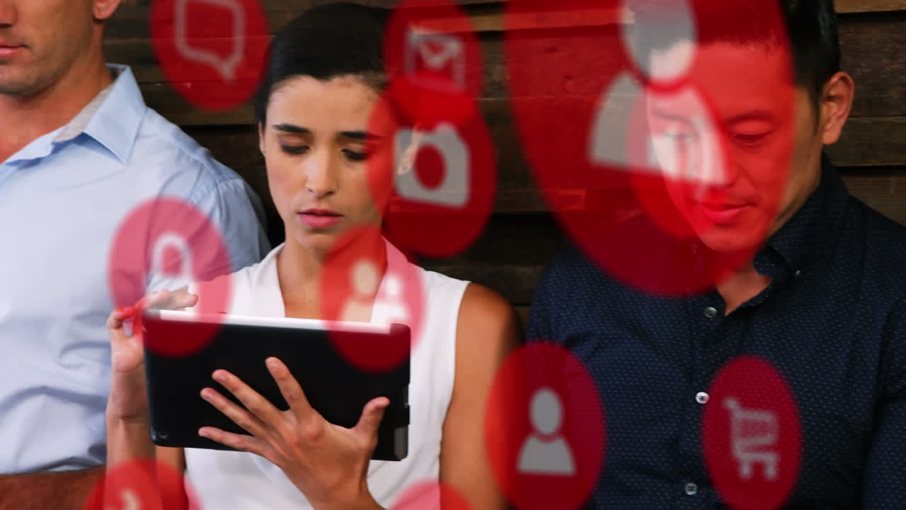 animación de iconos de aplicaciones móviles en círculos sobre diversas personas que utilizan tabletas digitales y teléfonos móviles.