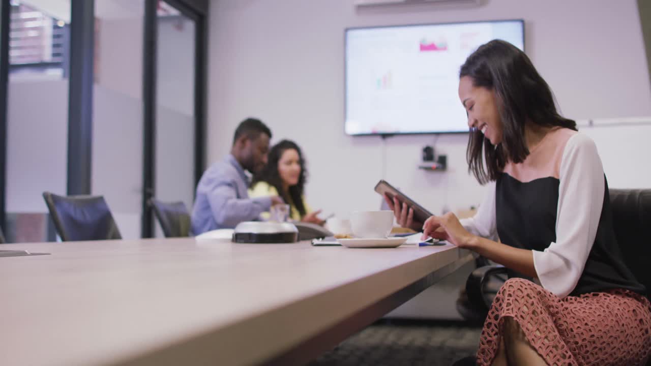 grupo diverso de personas de negocios felices trabajando juntos, usando tableta en la oficina moderna