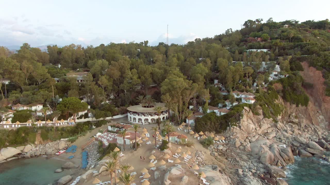 arbatax cerdeña isla costa acantilado complejo de lujo, imágenes aéreas de drones del destino de vacaciones italiano