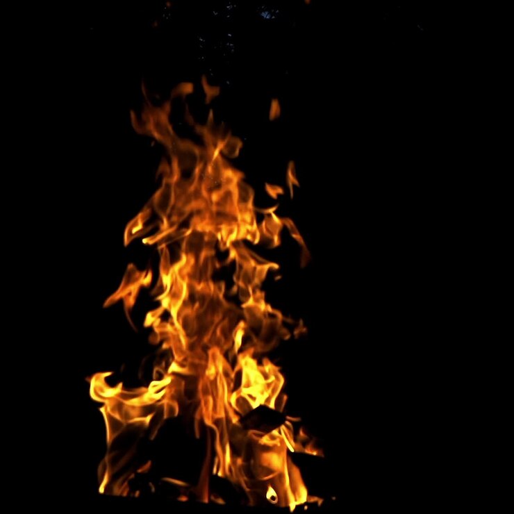 Fuoco che brucia. Fiamme di fuoco su sfondo nero. Movimento rallentato.